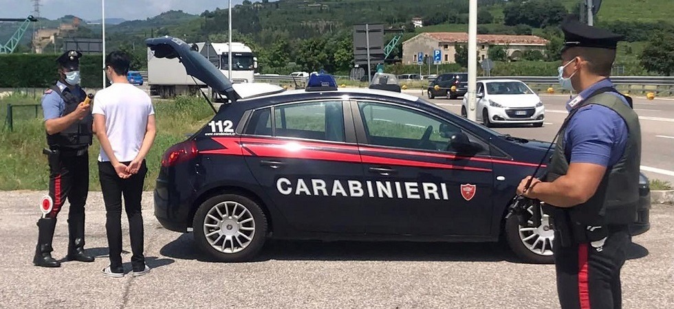 Causa un incidente stradale e poi scappa senza soccorrere i feriti